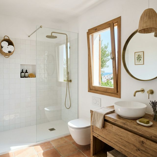 Baño renovado sin manchas de moho